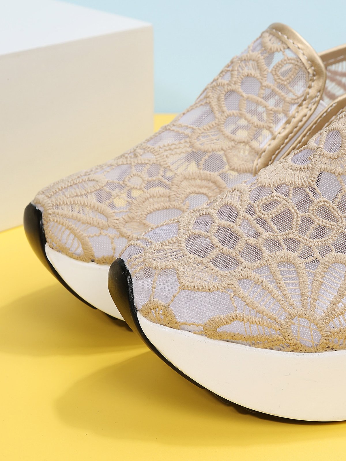 Blumenstickerei Mesh Paneeliert Slip-On Keil Sneakers