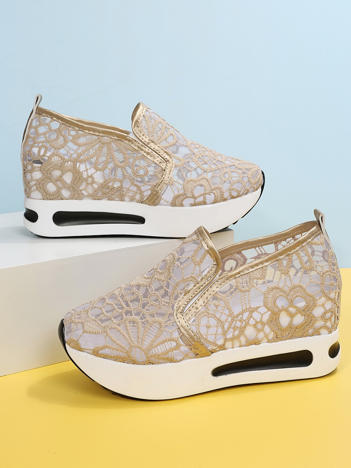 Blumenstickerei Mesh Paneeliert Slip-On Keil Sneakers