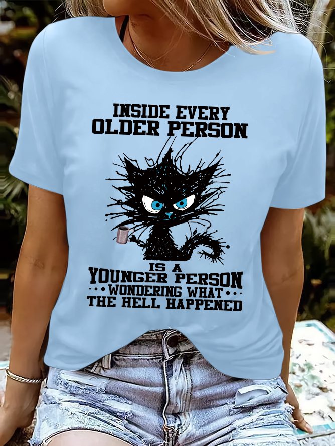 Damen Lustig Mürrisch Katze Innerhalb Jeden älter Person ist Ein Jüngerer Person Briefe Lässig Rundhals T-Shirt
