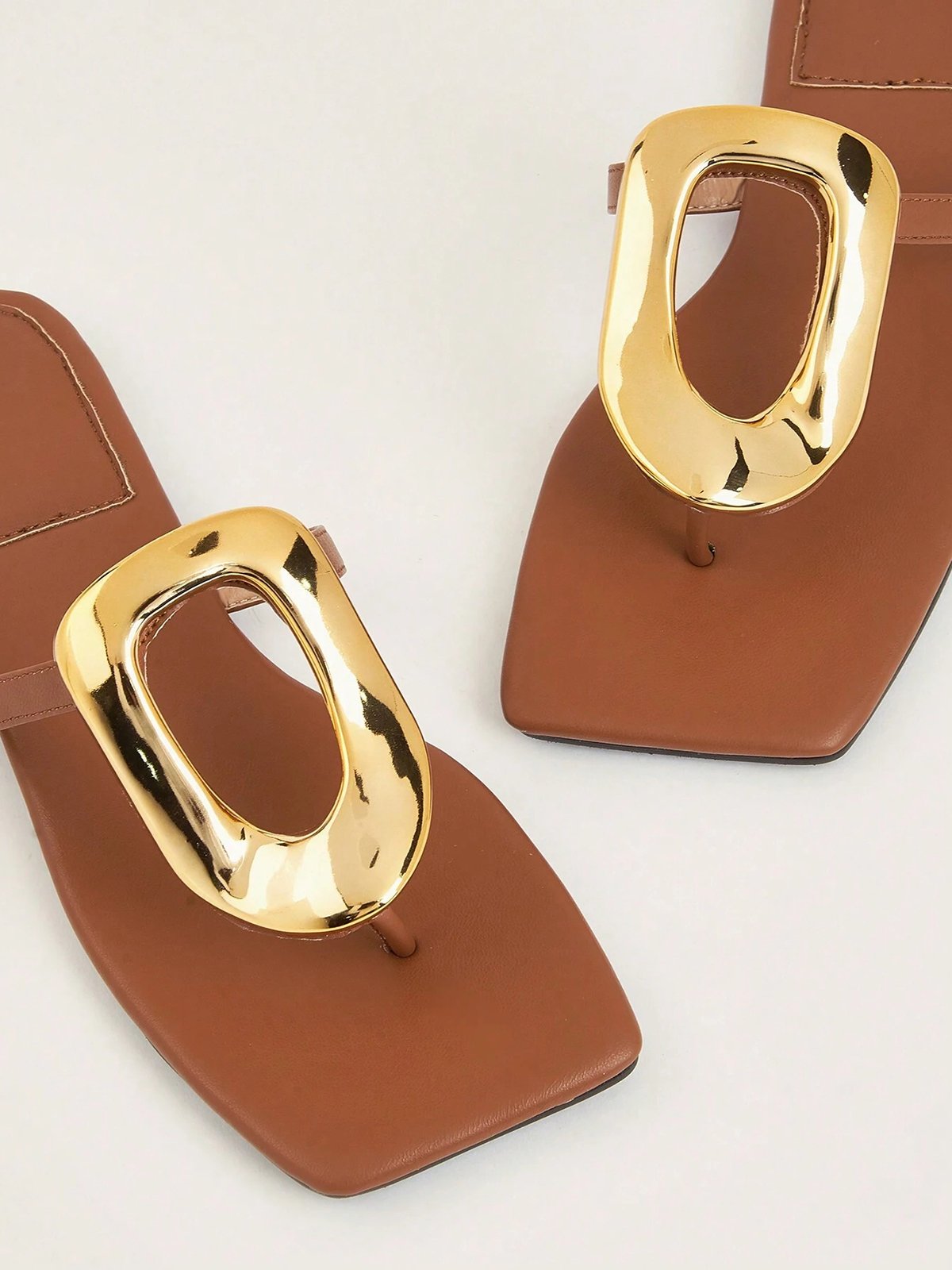 Ausgehöhlt Metall Dekor Quadratisch Zehentrenner-Sandalen