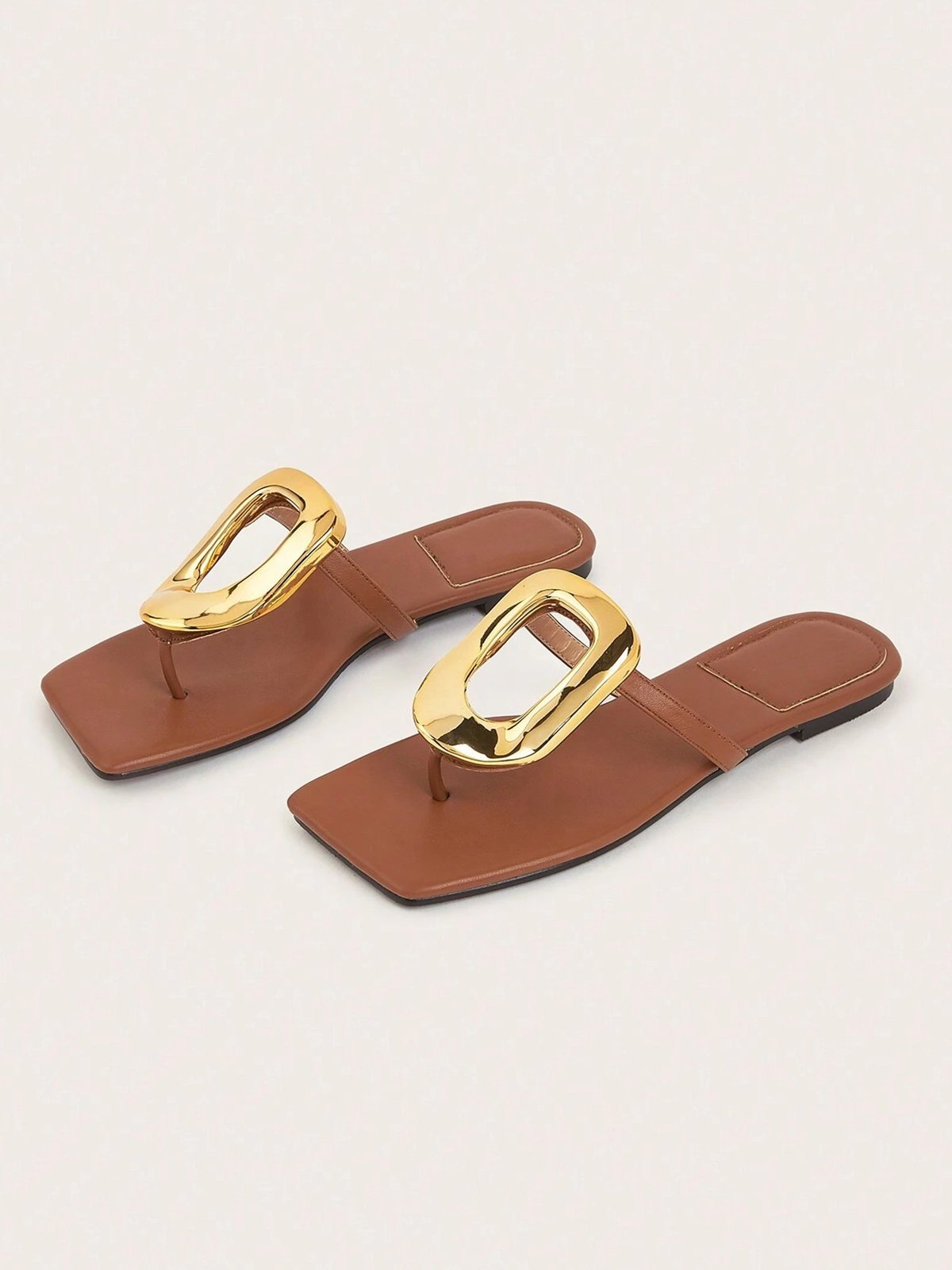 Ausgehöhlt Metall Dekor Quadratisch Zehentrenner-Sandalen