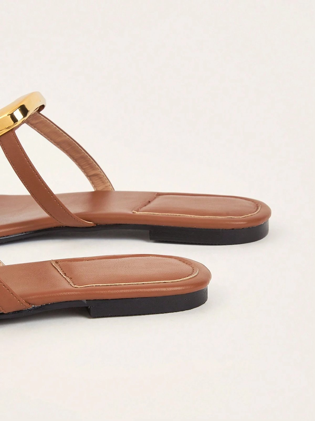 Ausgehöhlt Metall Dekor Quadratisch Zehentrenner-Sandalen