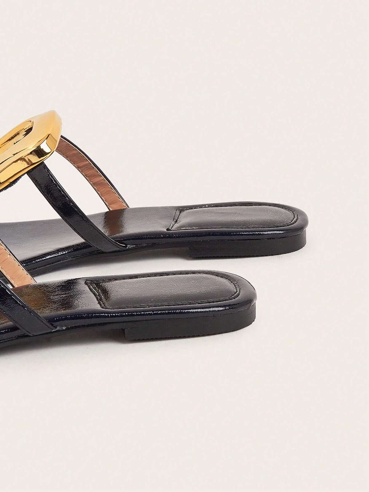 Ausgehöhlt Metall Dekor Quadratisch Zehentrenner-Sandalen