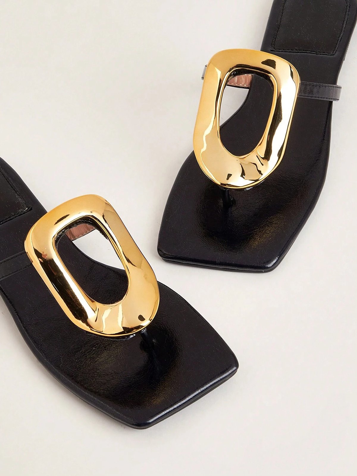 Ausgehöhlt Metall Dekor Quadratisch Zehentrenner-Sandalen