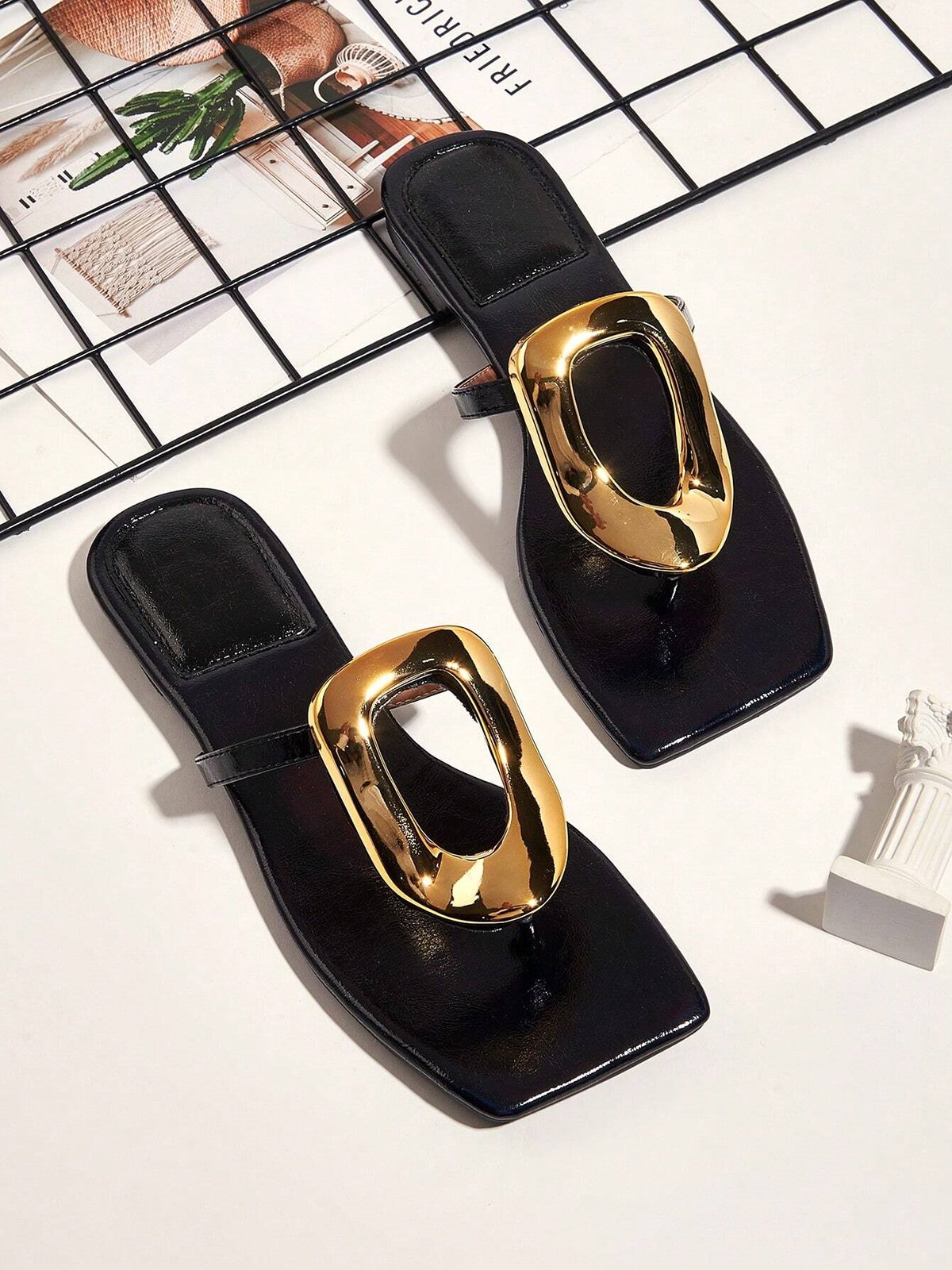 Ausgehöhlt Metall Dekor Quadratisch Zehentrenner-Sandalen